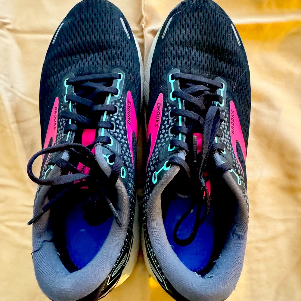Brooks Women's Black and Pink Athletic Shoes